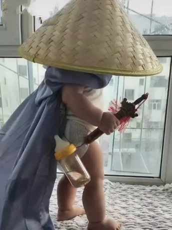 “尿不濕大俠”走紅，網(wǎng)友：曾經(jīng)想仗劍走天涯，卻奈何奶瓶放不下