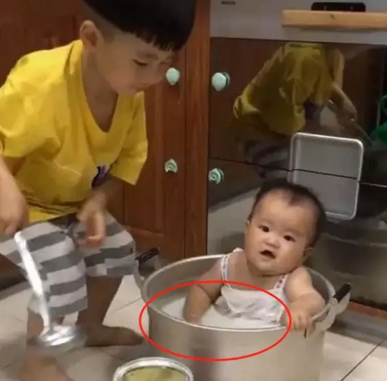 父母不在家，哥哥差點把弟弟“燉了”，讓人哭笑不得