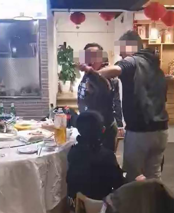 六歲男童闖女廁所嬉鬧，男童母親不道歉反怒罵