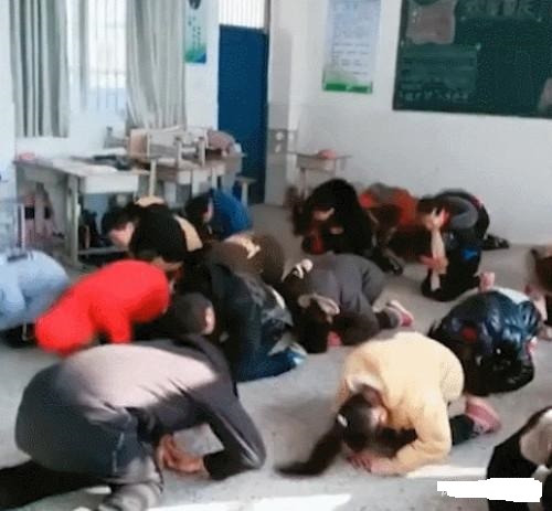 安徽老師讓學(xué)生跪拜父母學(xué)感恩，引網(wǎng)友爭議