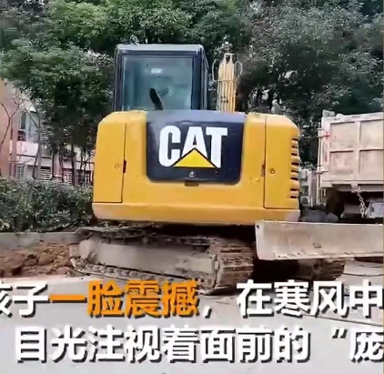 一歲半的萌娃首次看見“挖掘機”，震撼如同發(fā)現(xiàn)新世界