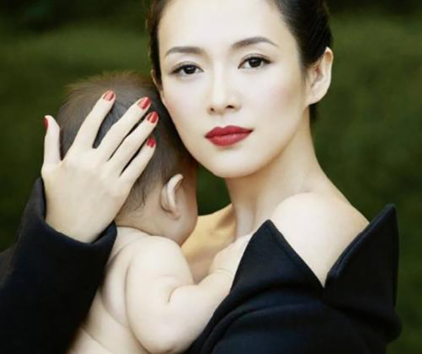 章子怡帶兒女現(xiàn)身機場，身材纖細引爭議