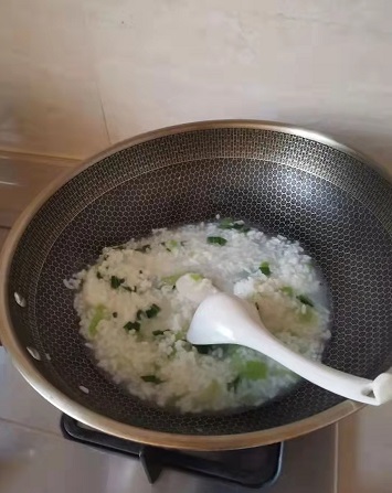蕭山一爸爸吐槽奶奶給孩子做的早飯沒營養(yǎng)，評論區(qū)炸鍋了