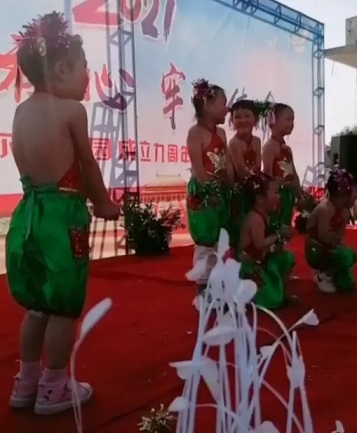 廣東一幼兒園戶外舉行元旦晚會(huì)，數(shù)名女童僅穿肚兜瑟瑟發(fā)抖