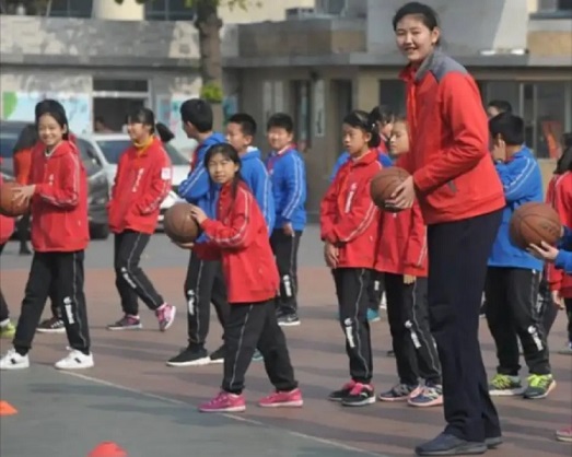 “女版姚明”13歲身高超2米，同學感嘆：自己長了6年還沒她一年級高