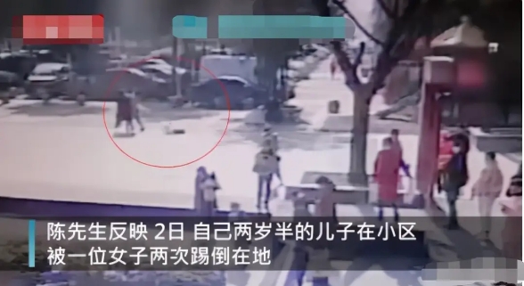 女子因心情不好，接連兩次踹倒素不相識男孩，網(wǎng)友要求嚴懲