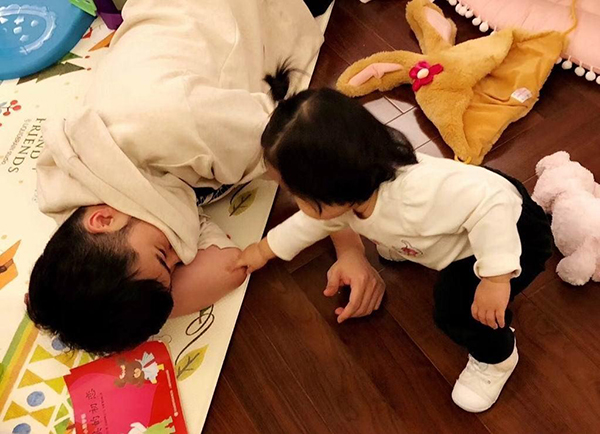 陳赫首曬女兒正面照，顏值超高似媽媽