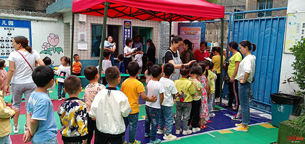 家長(zhǎng)接娃的四種常見行為，將讓幼兒園老師更討厭你的孩子！