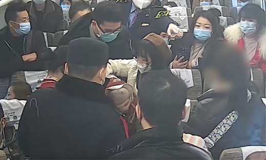 列車上一名6個月大的嬰兒被面包噎住，援救及時，順利脫險