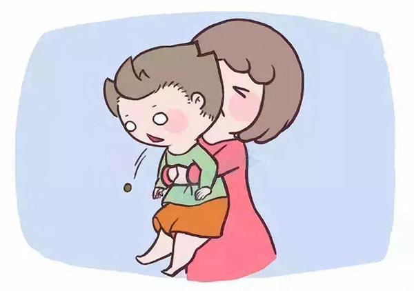 半歲嬰兒高鐵異物卡喉被急救，學(xué)會這些急救知識很重要