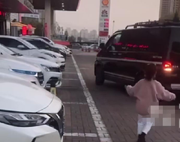 5歲女孩指導(dǎo)父親倒車，網(wǎng)友感嘆技術(shù)熟練有前途