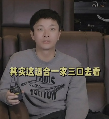 賈乃亮帶女兒看電影，遺憾不能給她一個完整的家