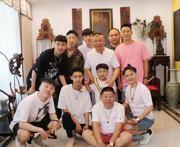 郭德綱二婚妻子王慧曬娃，小兒長辮吸睛滿滿
