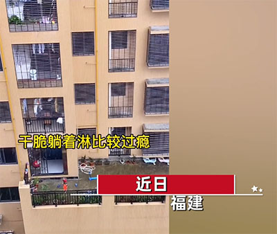 萌娃淋雨玩水被家長拿雞毛撣子叫回，網(wǎng)友：給點面子