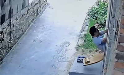 福建男子抱娃坐搖椅，重心不穩(wěn)一起翻下臺(tái)階