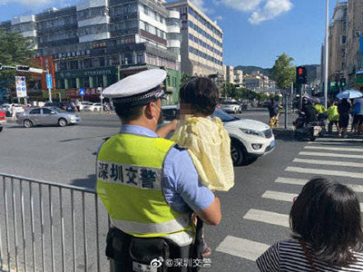 心真大！孩子被獨(dú)留在路邊哭泣，交警抱娃找家長(zhǎng)