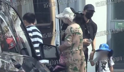 謝娜一家四口罕見(jiàn)同框，雙胞胎女兒正臉首次曝光
