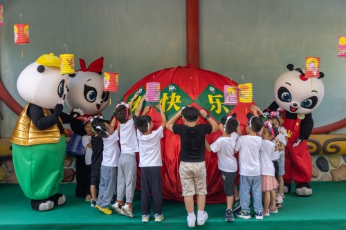 迎中秋,在長(zhǎng)隆:與熊貓“萌帥酷”猜燈謎、吃月餅