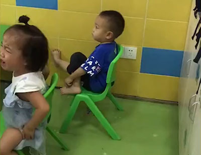 開學(xué)季幼兒園全班大哭，萌娃淡定摳腳看熱鬧