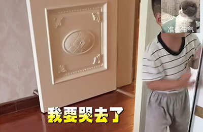 三歲萌娃被媽媽教育后自己去廁所哭，網(wǎng)友：情緒管理大師