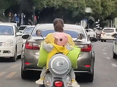 媽媽騎車走錯道，寶寶反應(yīng)讓網(wǎng)友們怒贊：太操心了