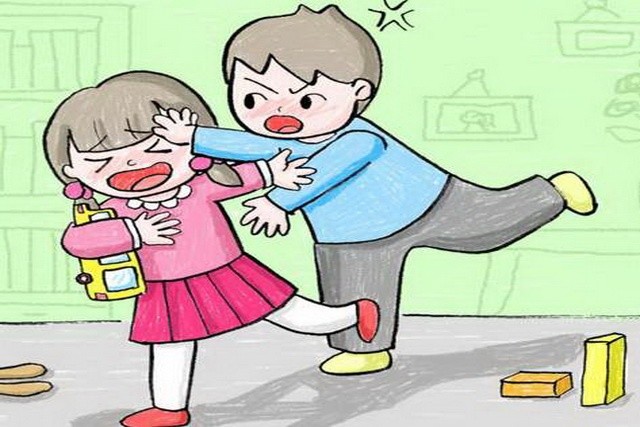 孩子突然抬手打人，家長別盲目訓斥，娃這是在傳“信號”