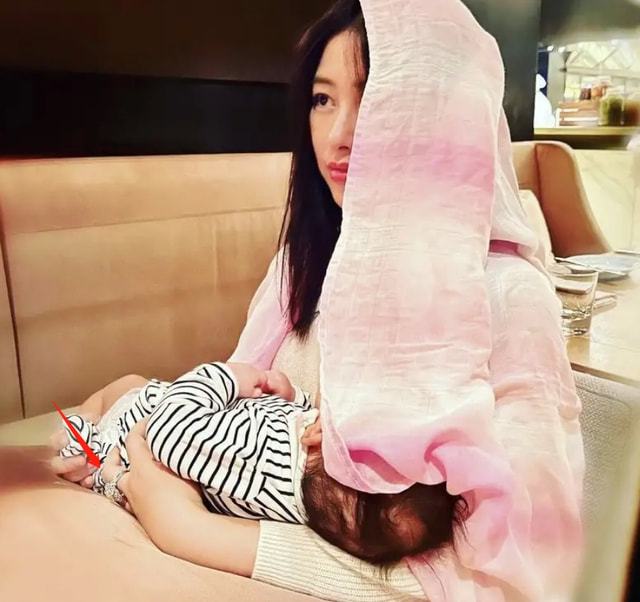 朱珠曬出產(chǎn)后哺乳照，母乳喂養(yǎng)的這些好處，讓明星都無法拒絕