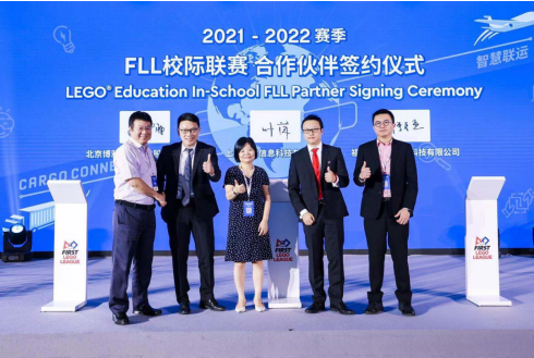 網(wǎng)龍網(wǎng)絡(luò)公司副總裁陳長杰（右一）出席簽約儀式