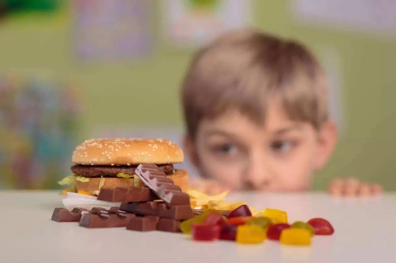 為孩子選零食有講究，這些最好不要選