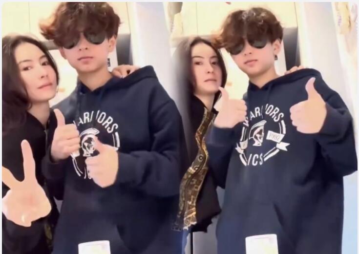 張柏芝與二兒子同框比心，素顏依然少女