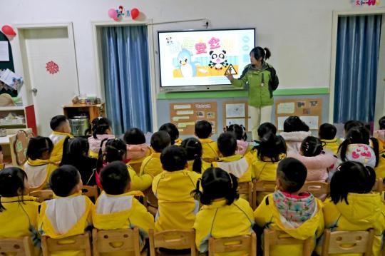 生源減少沖擊幼兒園：多地出生率下跌 人口流出地影響更大