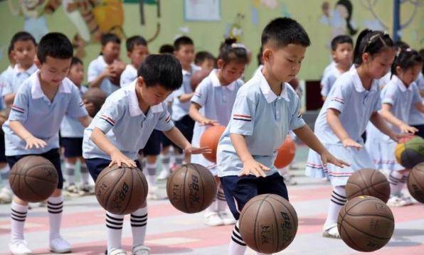 養(yǎng)育一個(gè)小孩投資雖大，父母亦樂(lè)此不疲，這是對(duì)生活的退縮嗎？