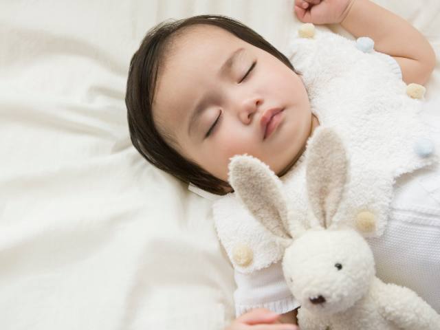 家長做到以下四點(diǎn)，可以充分保證孩子的睡眠