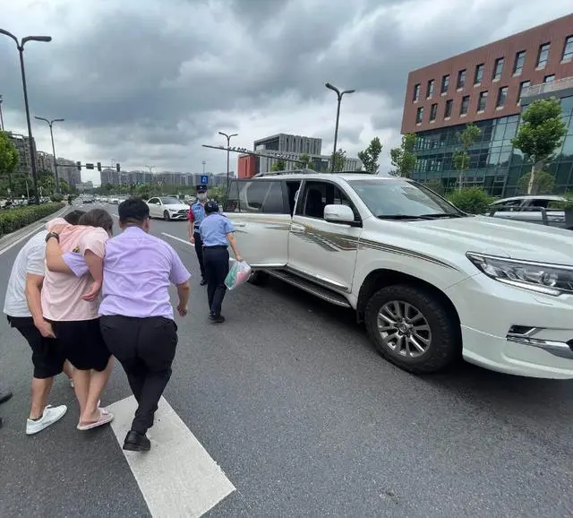 暖心！孕婦突發(fā)陣痛臨產，他們接力守護