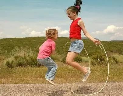 運動就是讓孩子跑起來？其實不是，不同年齡的孩子有不同的運動方式