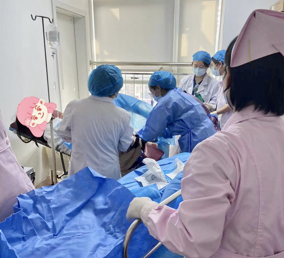 門診急產(chǎn)！孕媽劇烈腹痛，可見胎頭撥露……