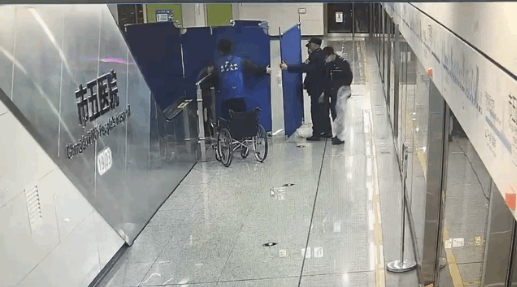 母子平安！孕婦在成都地鐵站內(nèi)生下“龍寶寶”