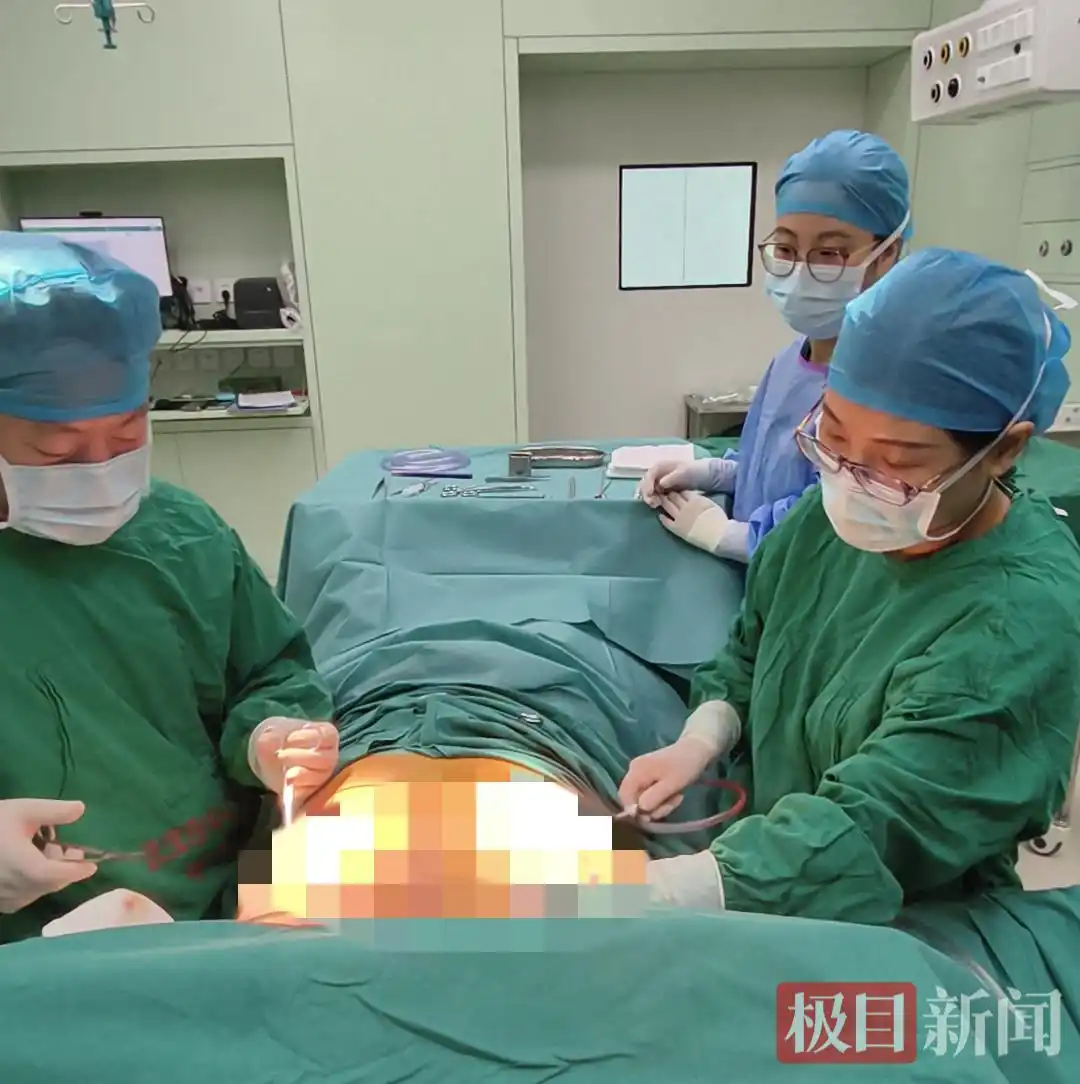 小伙胸部發(fā)育如女性，醫(yī)生還他平坦胸膛：不健康生活習(xí)慣是誘因