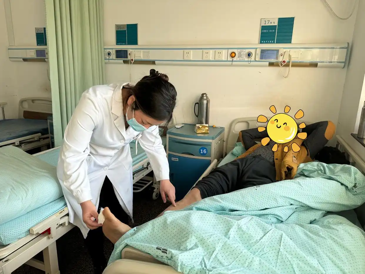 僅五天，男子雙腳就出現(xiàn)潰爛！這個(gè)很多人愛做的冬季養(yǎng)生行為實(shí)則很危險(xiǎn)